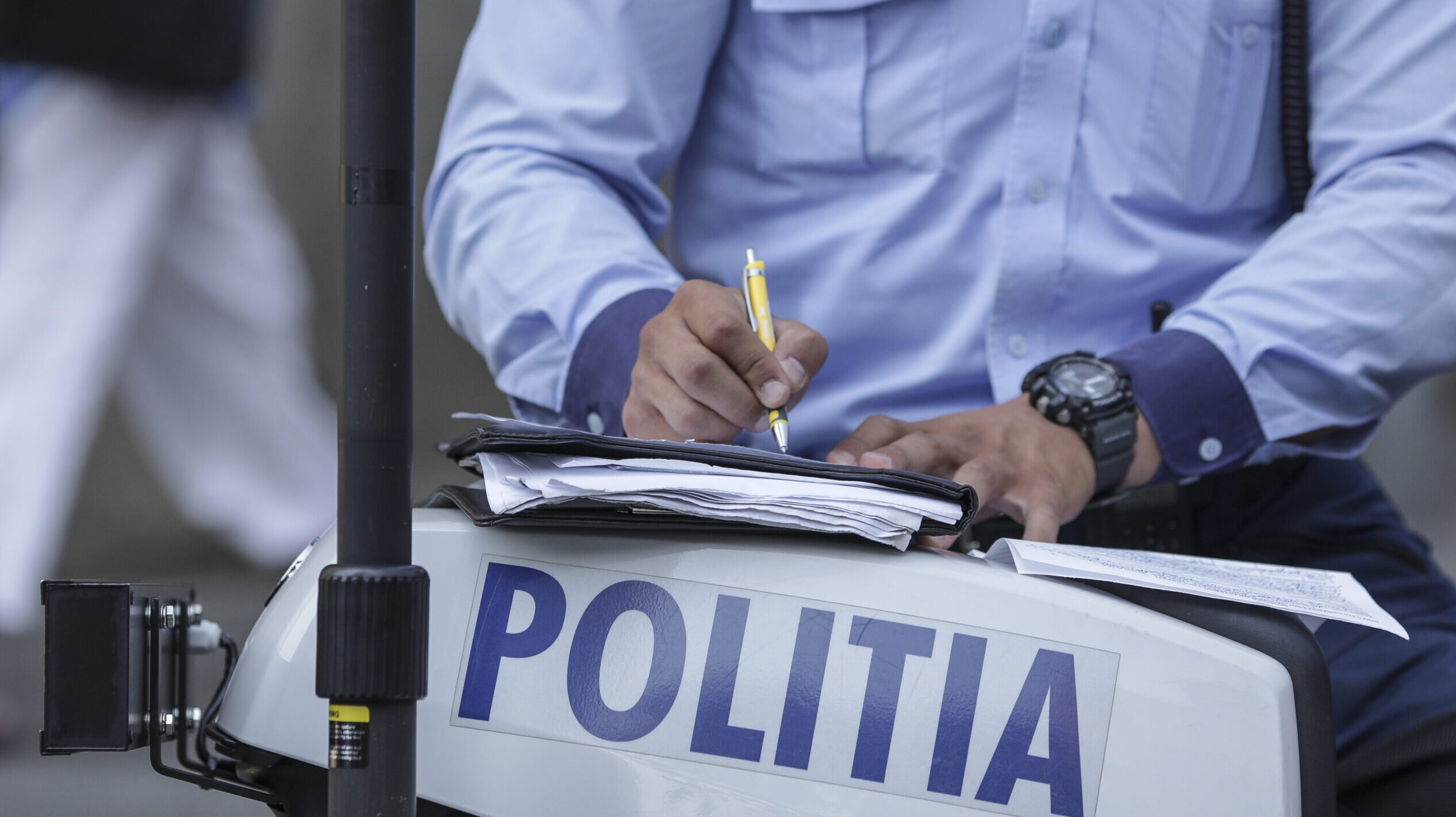 Firma de construcții amendată în Caracal pentru noroi pe carosabil O firmă de construcții care lucrează la reabilitarea rețelei de apă din municipiul Caracal a fost sancționată cu 15.000 de lei de Garda de Mediu Olt