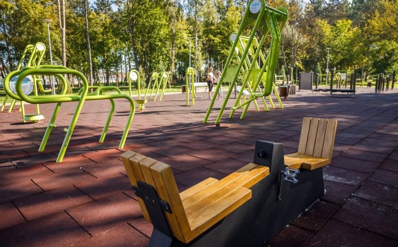 Cluj-Napoca investește 1,5 milioane de lei în aparate de fitness pentru parcuri Primăria Cluj-Napoca a semnat un contract în valoare de 1.539.600 de lei, fără TVA, pentru achiziția de echipamente de fitness