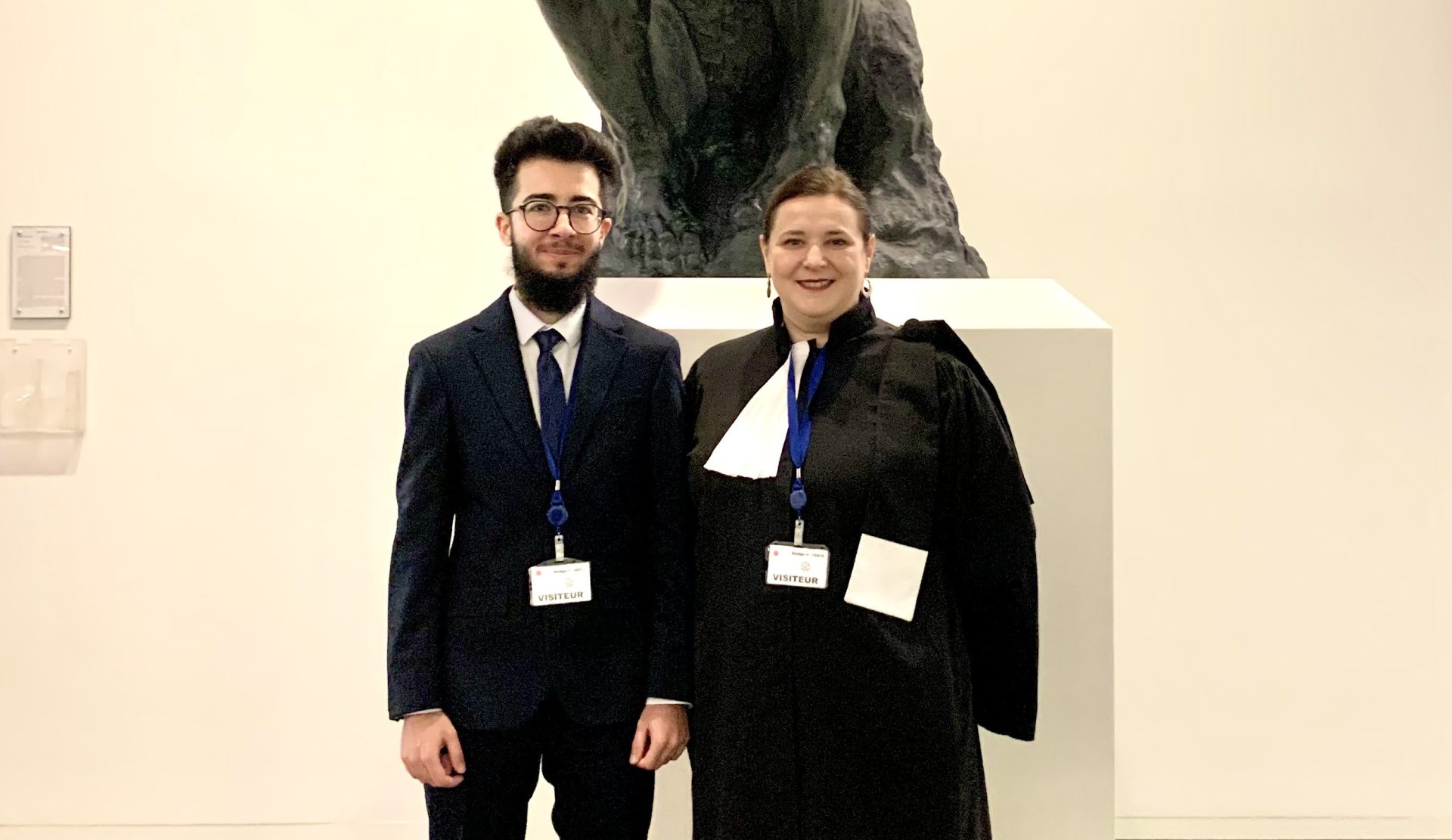 Arian Mirzarafie-Ahi a câștigat definitiv procesul pentru schimbarea actelor în România București – Arian Mirzarafie-Ahi, cetățean cu dublă cetățenie, a obținut o victorie definitivă în instanță în cazul schimbării certificatului de naștere, conform identității sale de gen recunoscută în Marea Britanie