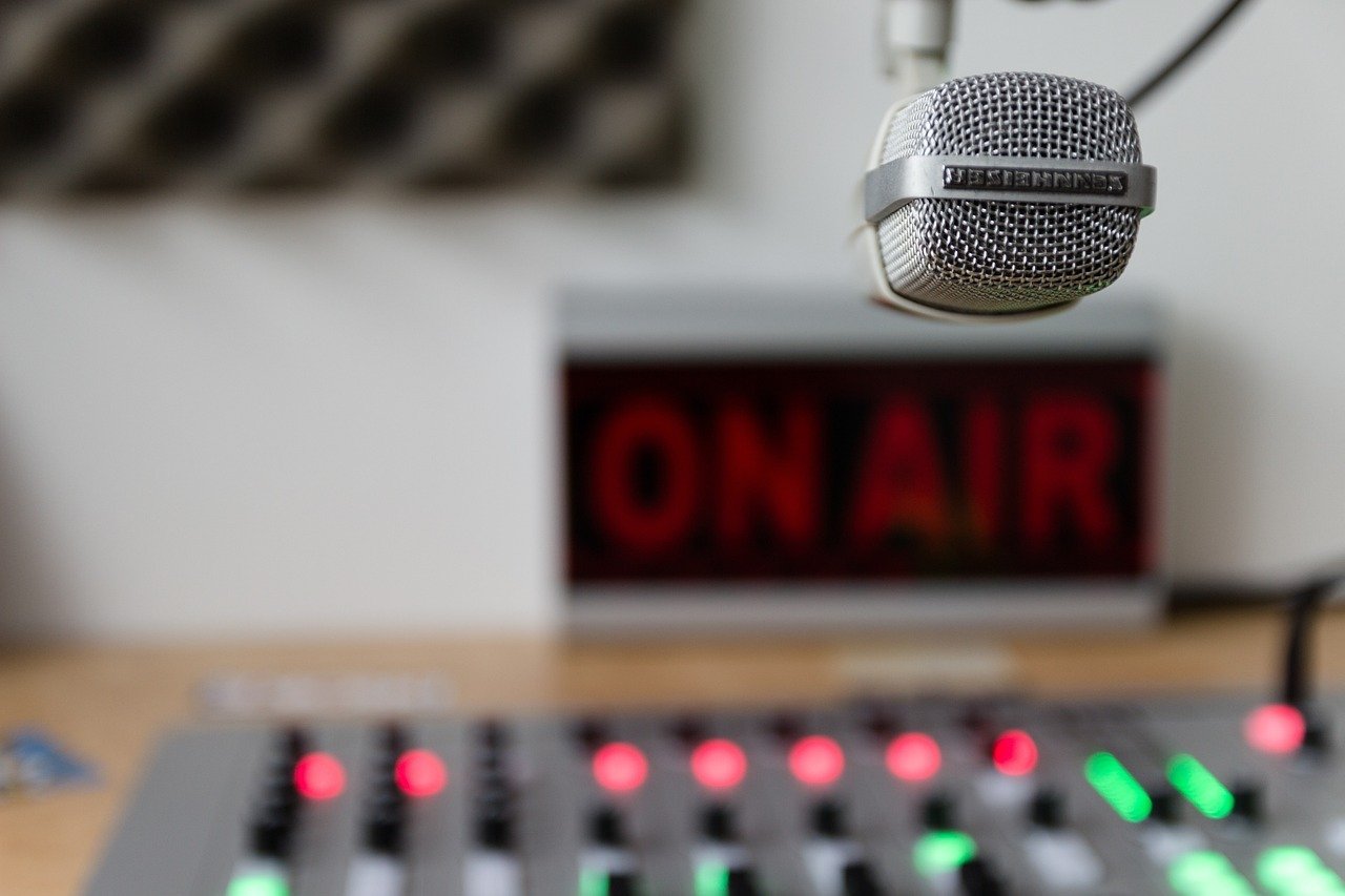 CBS News Radio, o instituție de aproape un secol, își închide porțile Grupul CBS, unul dintre giganții media din Statele Unite, a anunțat închiderea serviciului său de știri radio, marcând astfel sfârșitul unei ere de aproape un secol