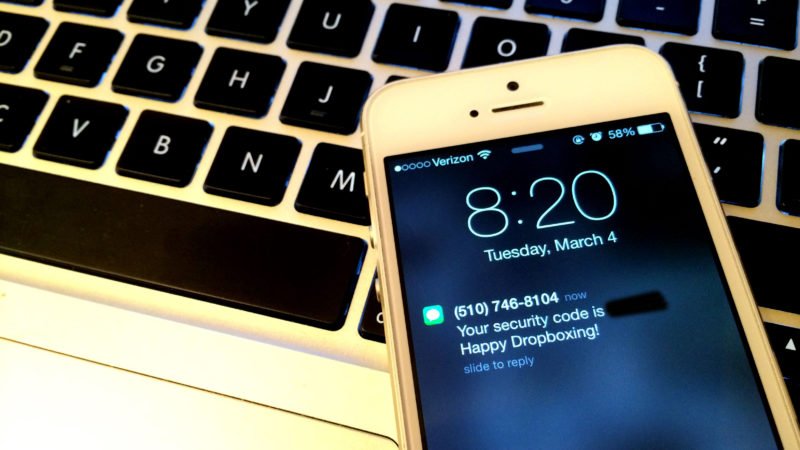 Protejează-ți datele: Autentificarea în doi pași și importanța ei Autentificarea în doi pași (2FA) reprezintă o măsură de securitate crucială pentru protejarea conturilor online, adăugând un strat suplimentar de protecție dincolo de simpla parolă