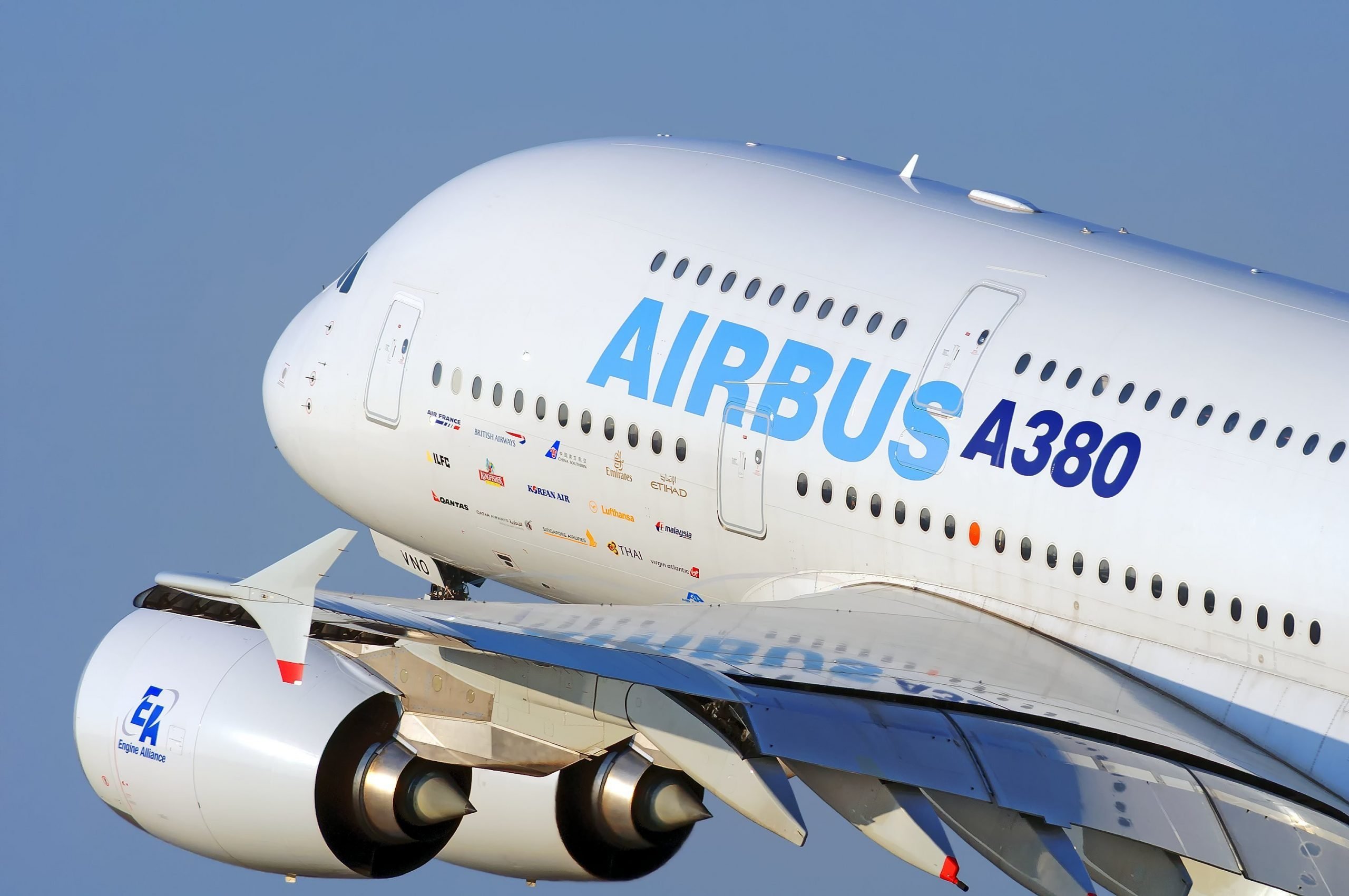 Nou atac cu dronă la Dubai: Aeroportul, temporar suspendat