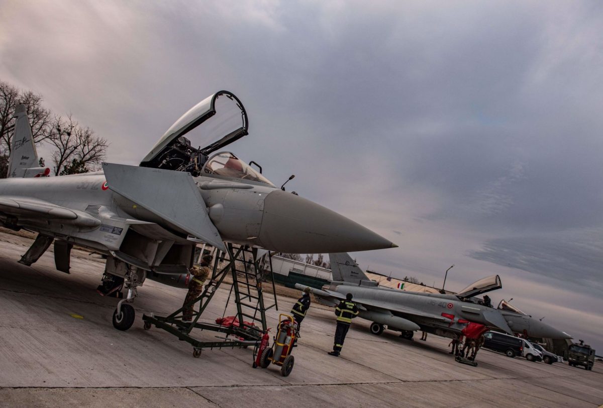 SUA iau în calcul trimiterea de avioane la baza Kogălniceanu, pe fondul tensiunilor din Orientul Mijlociu Statele Unite ale Americii analizează posibilitatea de a disloca avioane militare la baza aeriană Mihail Kogălniceanu din România, potrivit unor surse apropiate discuțiilor