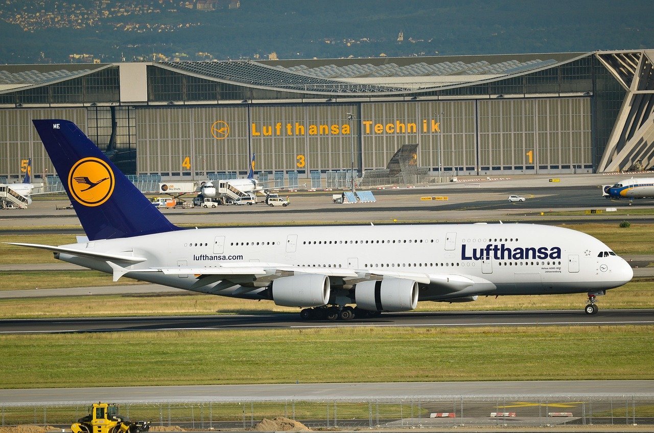 Greva piloților Lufthansa: Zborurile către Orientul Mijlociu, exceptate Piloții companiei Lufthansa vor intra în grevă timp de două zile, începând de joi, 12 martie, din cauza unui conflict legat de pensii