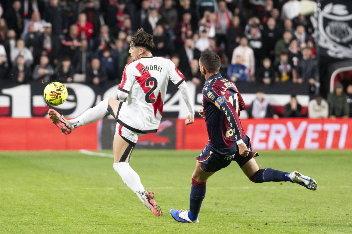 Rayo, echipa lui Rațiu, smulge un egal controversat cu Levante, după un gol marcat în prelungiri Rayo Vallecano, echipa la care evoluează fundașul român Andrei Rațiu, a încheiat la egalitate, 1-1, partida disputată în La Liga cu Levante
