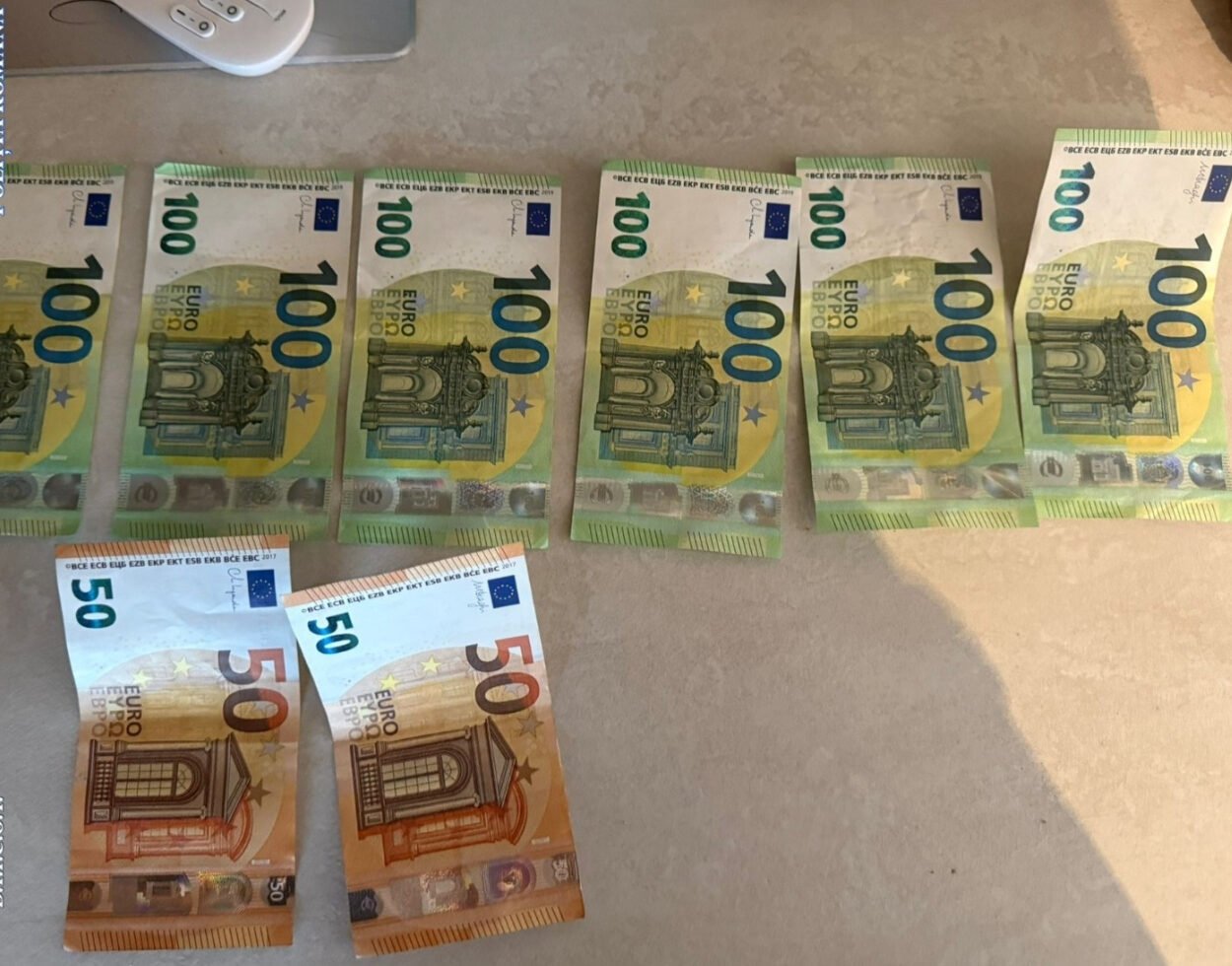 Fabricantul de euro falsificați din Suceava, judecat pentru tâlhărie și eliberat controversat în trecut Valentin Juravle, suceveanul reținut de procurorii DIICOT pentru fabricarea de bancnote euro, este judecat într-un alt dosar pentru tâlhărie