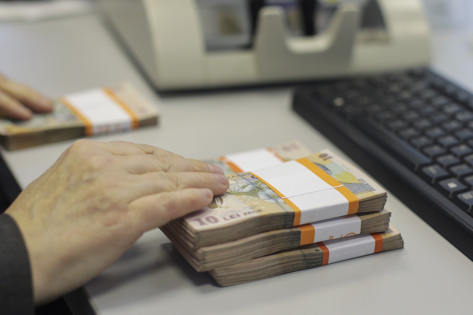 Premierul Ilie Bolojan a anunțat miercuri că veniturile suplimentare obținute din TVA, generate de scumpirea carburanților, vor fi direcționate către un fond menit să atenueze efectele majorării prețurilor