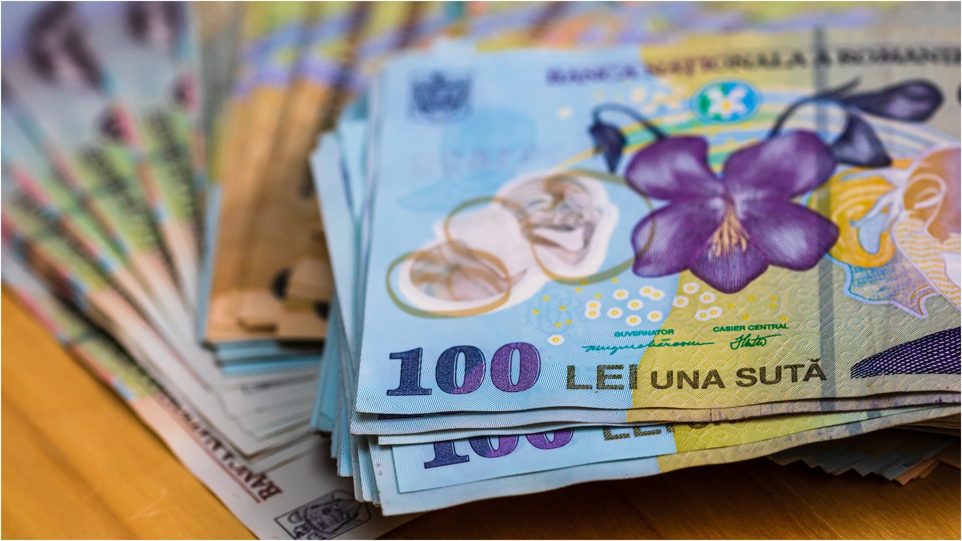 Ratele la credite cresc din nou, ROBOR atinge 5,94% Cei care au credite bancare se confruntă cu o veste proastă: indicele ROBOR la trei luni, folosit pentru calcularea dobânzilor variabile la credite, a urcat la 5,94%, de la 5,76% cât era recent