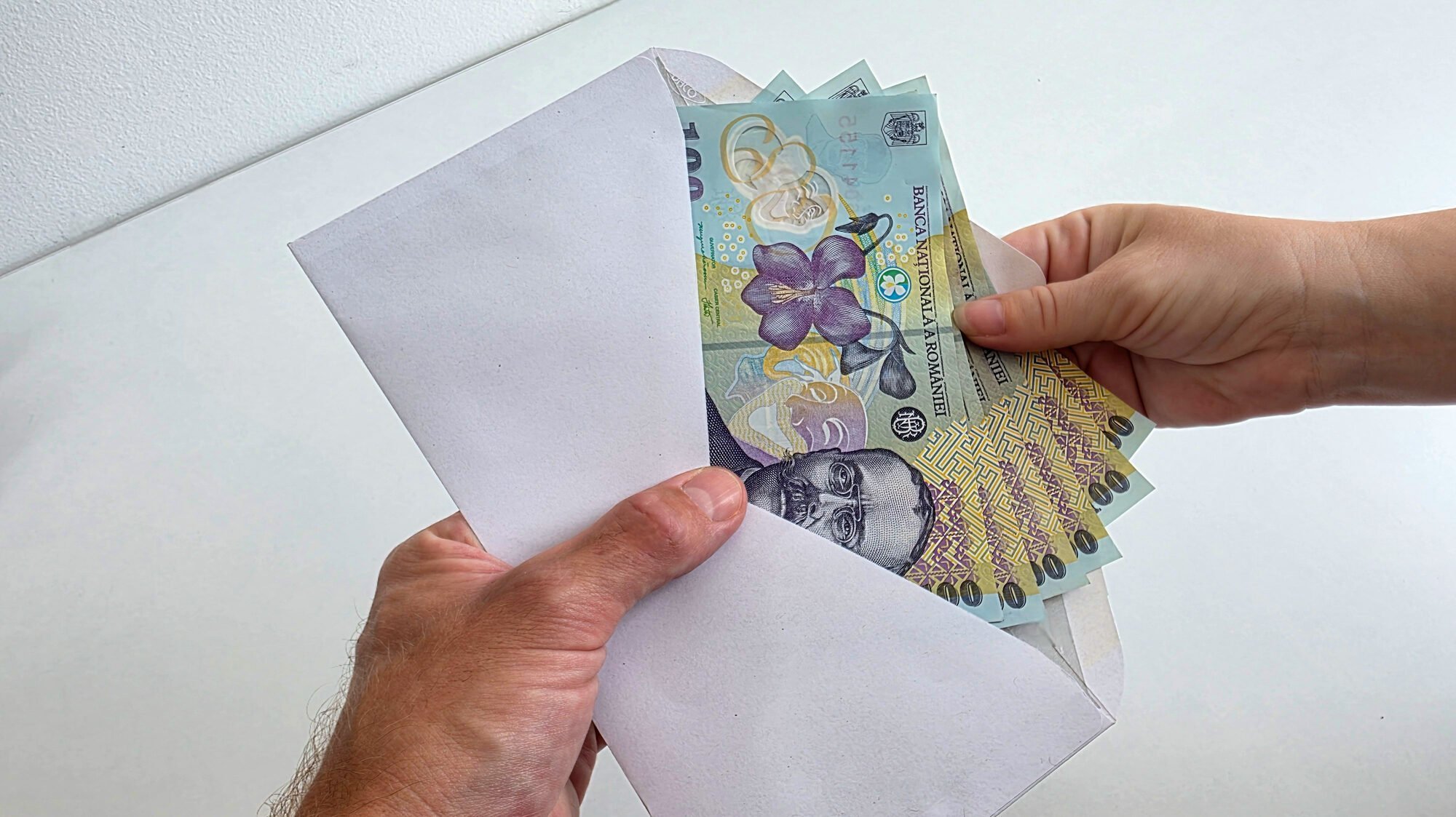 Mii de carnete de muncă, uitate la Inspectoratul Teritorial de Muncă Prahova Deși sistemul electronic REVISAL a preluat evidența contractelor de muncă, carnetele de muncă rămân importante pentru stabilirea drepturilor de pensie