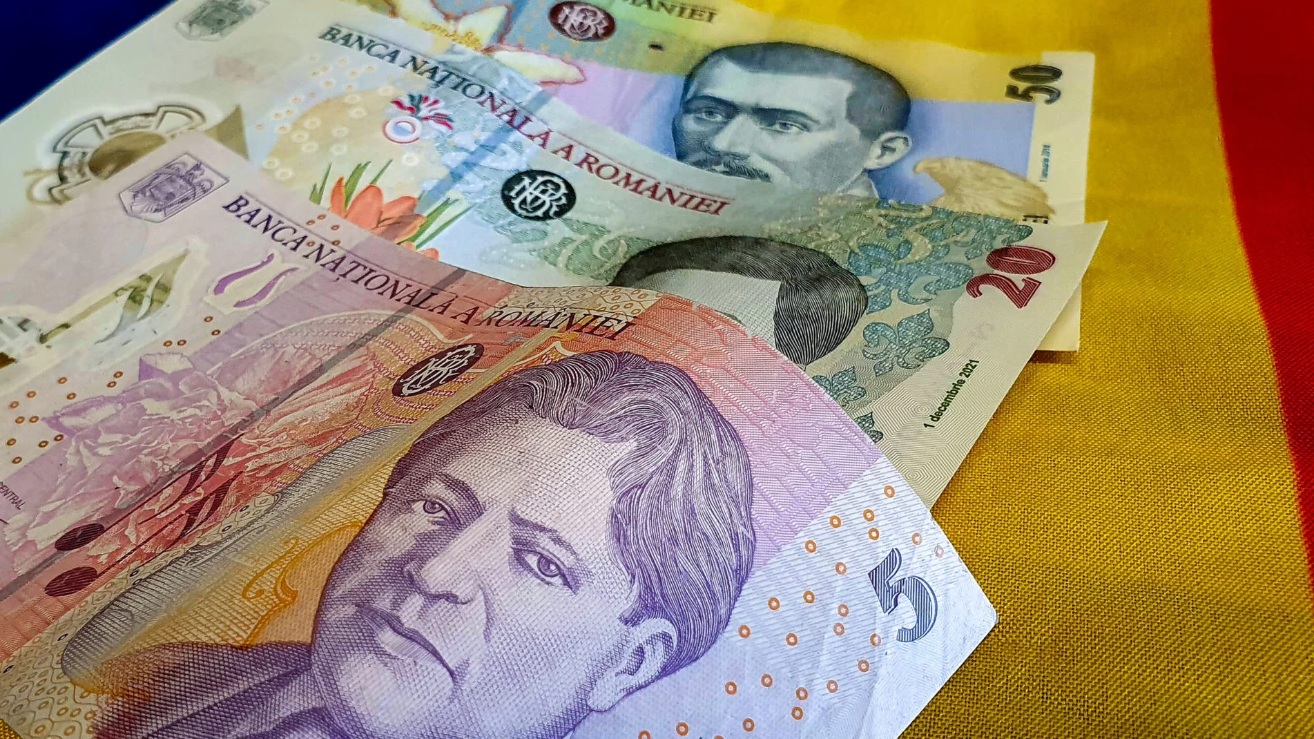 Noi taxe pentru acte pierdute sau deteriorate: Cât plătesc românii pentru înlocuirea documentelor Românii care își pierd sau le sunt furate acte de identitate, pașapoarte, permise de conducere sau documente auto sunt obligați să plătească taxe pentru a le înlocui