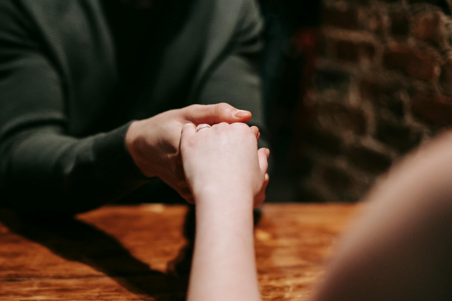 Curtea Supremă din Spania a decis că sărutarea mâinii unei femei fără consimțământul acesteia poate fi considerată agresiune sexuală