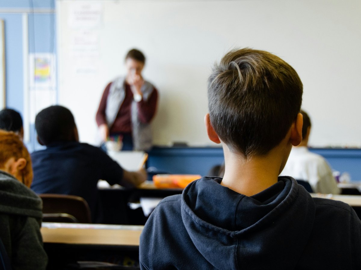 Profesorii pierd din venituri după modificările legislative, arată o analiză Modificările legislative din domeniul educației, implementate prin Legea 141/2025, au condus la scăderi salariale pentru profesori, conform unei analize realizate pe baza fluturașilor de salariu ai unui cadru didactic