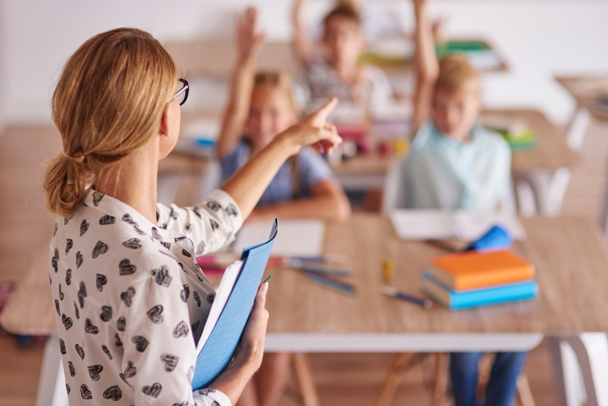 Generația Z intră în școli: Noi profesori, noi abordări Primii profesori din Generația Z, tinerii născuți în perioada 1997-2012, ajung acum la catedră și aduc cu ei o serie de schimbări în sistemul educațional
