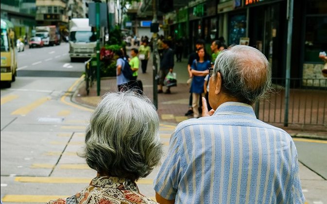 Scădere ușoară a numărului de pensionari, pensie medie în creștere Numărul pensionarilor din România a înregistrat o ușoară scădere în februarie 2026, ajungând la 4.688.092 de persoane, cu 9.978 mai puține decât în luna precedentă