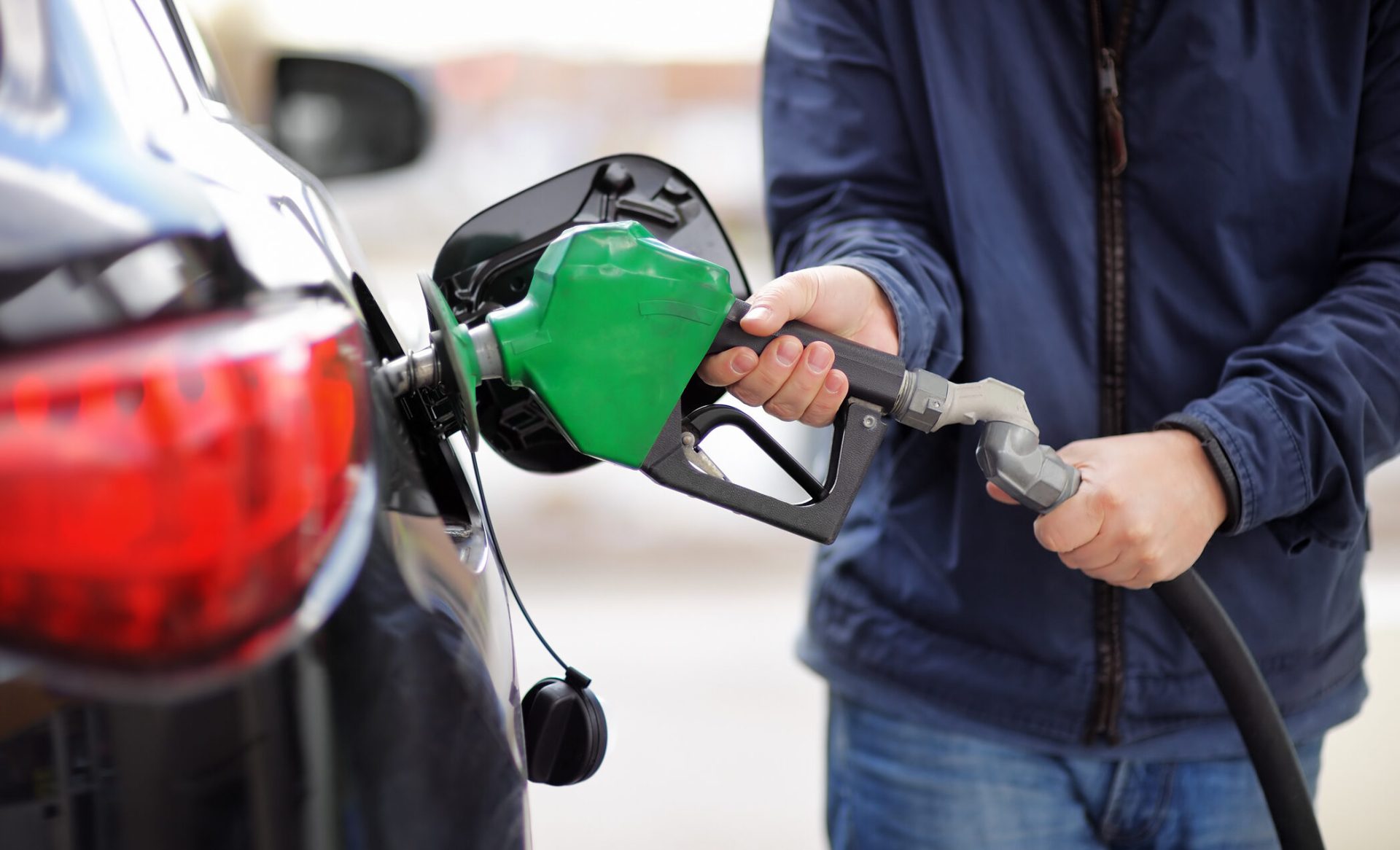 Benzina mai ieftină în Bulgaria atrage șoferii români, dar benzinăriile bulgare avertizează asupra riscului de faliment Prețurile mai mici la carburanți din Bulgaria, în special în zonele de frontieră, generează un aflux de șoferi români care caută să alimenteze cu combustibil mai ieftin