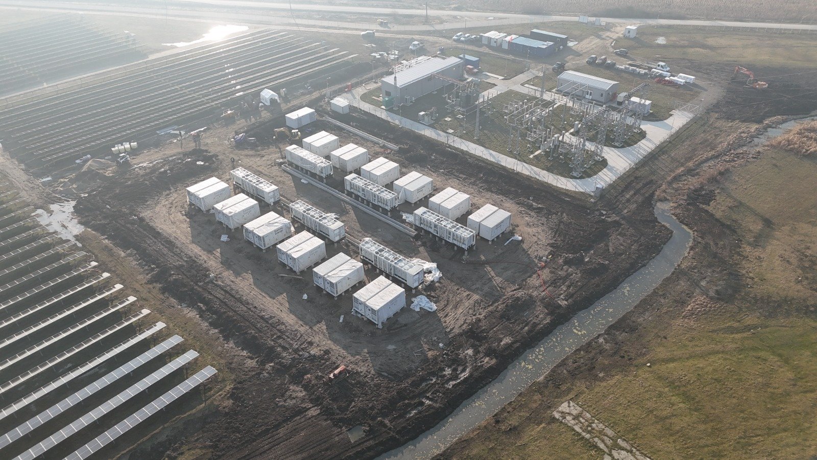 Echipamentele principale pentru un sistem de stocare a energiei în baterii (BESS) de la Teiuș, județul Alba, au sosit pe șantier, marcând începerea instalării și integrării