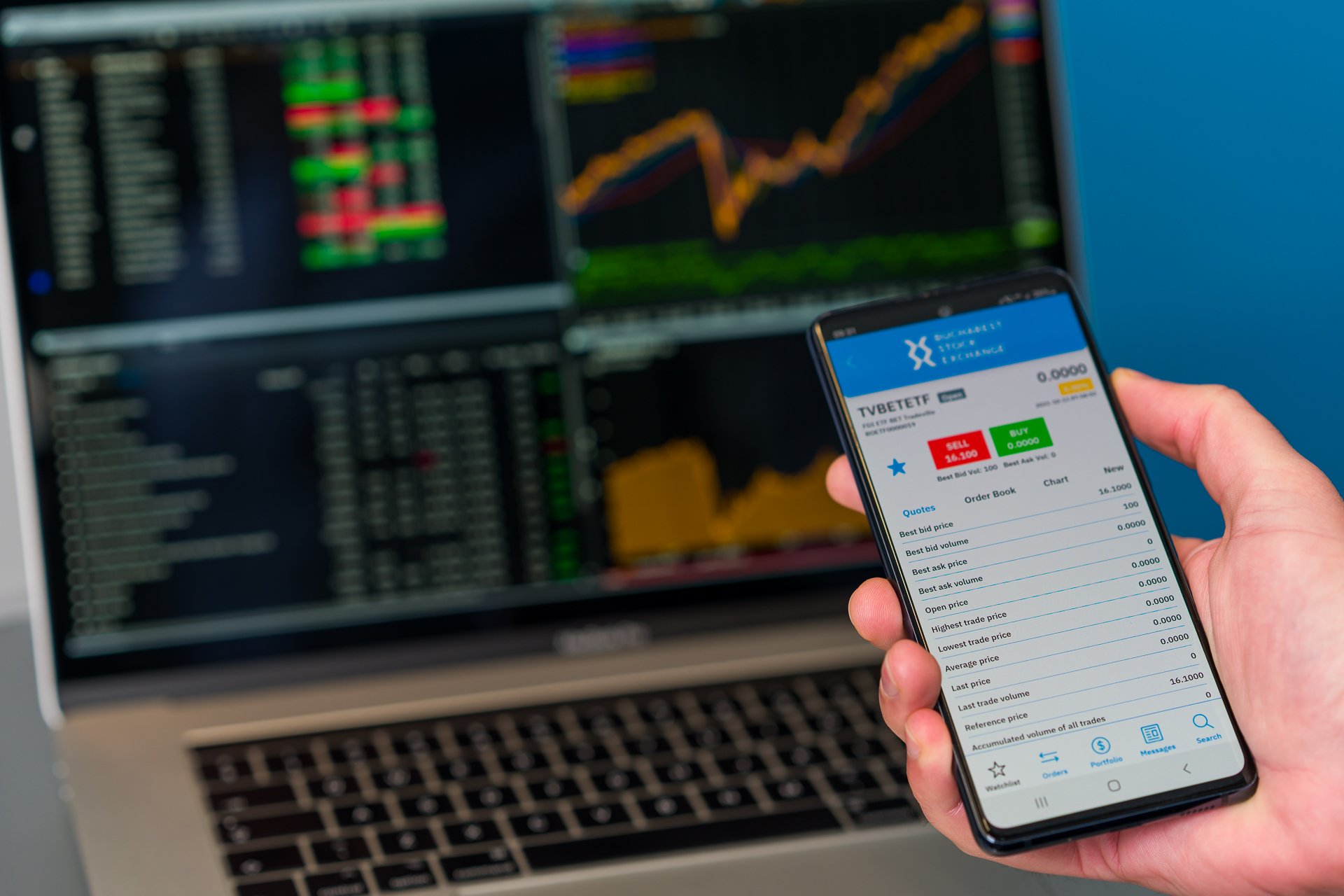 Bursa de la București, pe plus după ce Trump a calmat piața petrolului Bursa de Valori București (BVB) a înregistrat o creștere de 1,3% miercuri, 4 martie, indicele principal BET demonstrând o oarecare stabilitate într-o perioadă marcată de tensiuni geopolitice semnificative