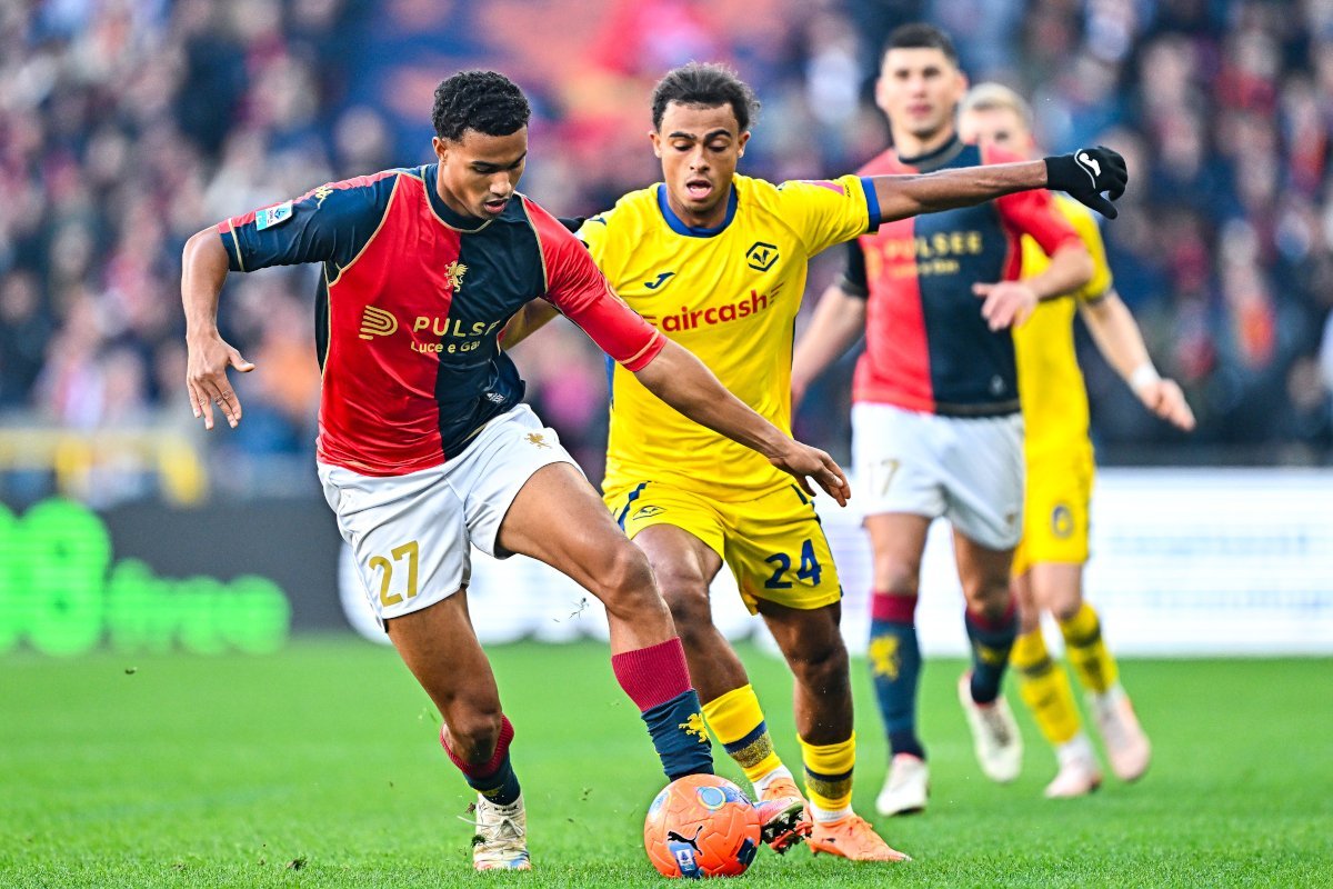 Bowie, atacantul scoțian, titular la Verona în meciul crucial cu Genoa Început de meci tensionat în Serie A, la Verona, unde atacantul scoțian Kieron Bowie este titular în partida crucială cu Genoa