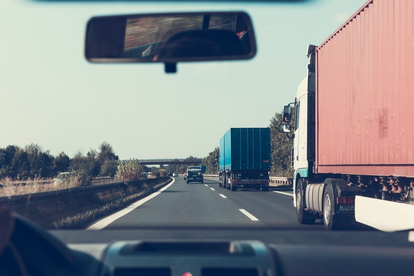 Doar un vehicul din șase plătea taxa de acces în București, arată un control al primarului Ciprian Ciucu, primarul Capitalei, a constatat o discrepanță majoră în ceea ce privește respectarea taxei de acces pentru vehiculele grele în zonele centrale și semicentrale ale Bucureștiului