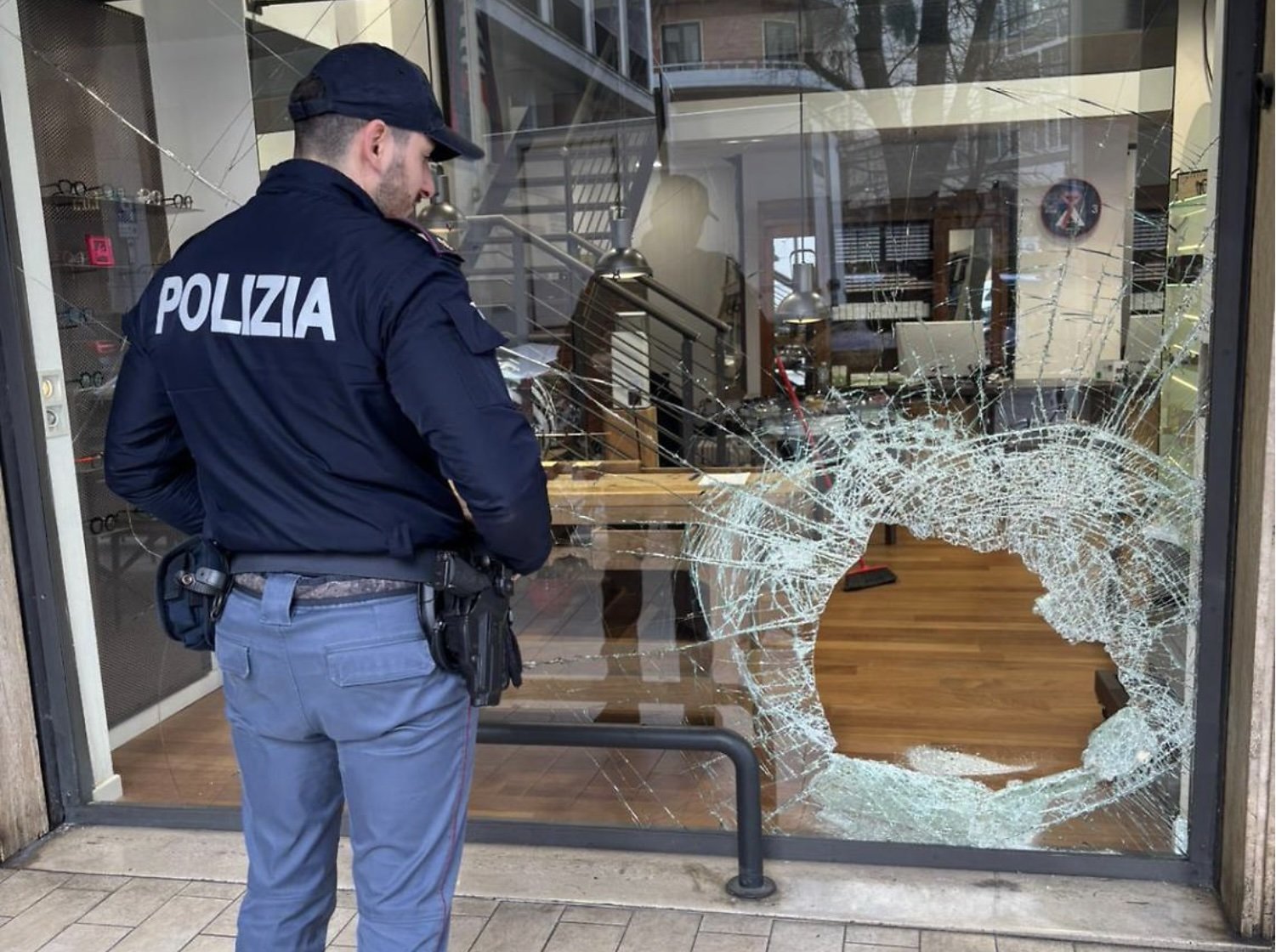 Bandă de hoți români, specializată în spargerea de magazine de optică, arestată în Italia Poliția italiană a reținut la Padova o grupare de cetățeni români suspectată de jafuri repetate la magazine de optică și de articole de lux
