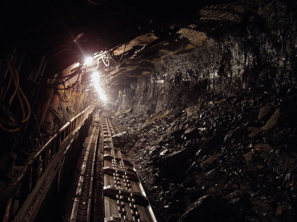 Ucraina scoate la licitație zăcăminte de titan confiscate de la un oligarh Guvernul de la Kiev intenționează să scoată la licitație trei zăcăminte de minereu de titan