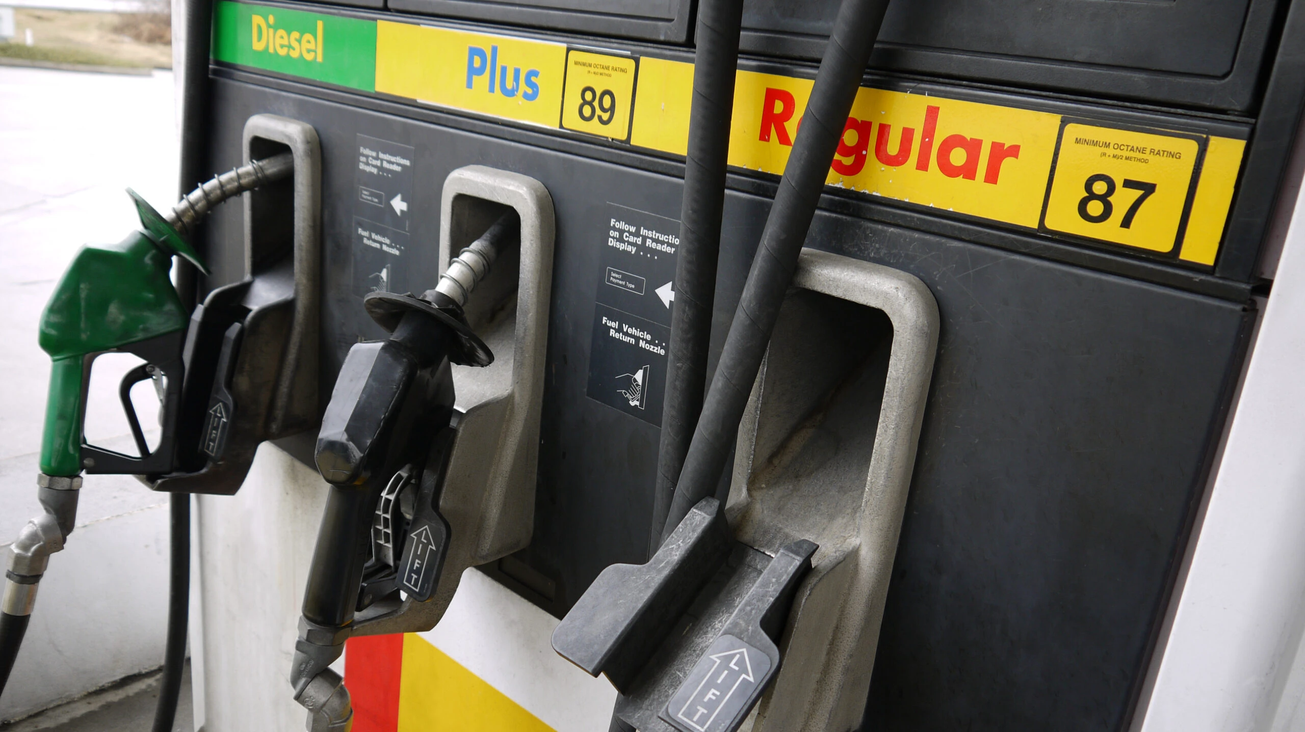 Guvernul analizează plafonarea prețurilor la alimente și carburanți (surse)