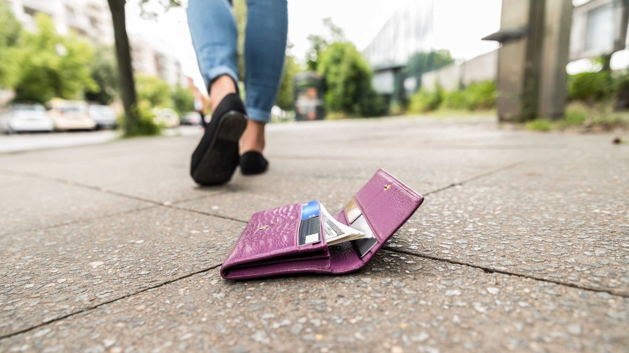 Femeie din Aiud, reținută după ce a folosit un card bancar găsit O femeie în vârstă de 42 de ani din Aiud a fost reținută de polițiști pentru utilizarea ilegală a unui card bancar găsit pe domeniul public