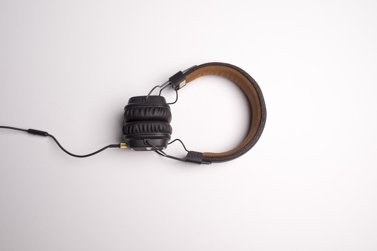 Căștile cu fir revin în atenție: O renaștere neașteptată în era wireless Căștile cu fir, considerate mult timp o relicvă a trecutului în era dominației Bluetooth, trăiesc o renaștere surprinzătoare pe piața globală