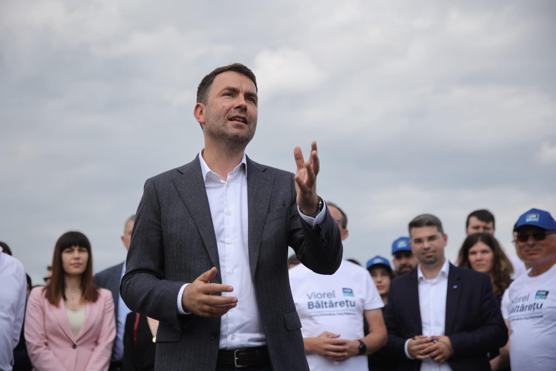 Amendament la buget pentru București: Un pas mic, dar controversat Comisiile reunite de buget au adoptat un amendament la legea bugetului de stat, joi, care vizează implementarea parțială a rezultatului referendumului privind bugetul Bucureștiului