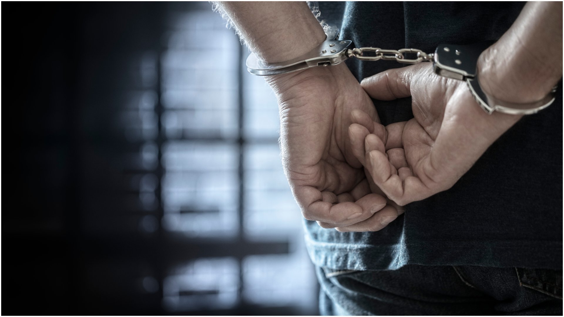 Șeful Vămii Agigea și adjunctul său, reținuți pentru luare de mită Șeful Vămii din portul Constanța Sud Agigea și adjunctul acestuia au fost reținuți de procurorii DNA, fiind acuzați de luare de mită