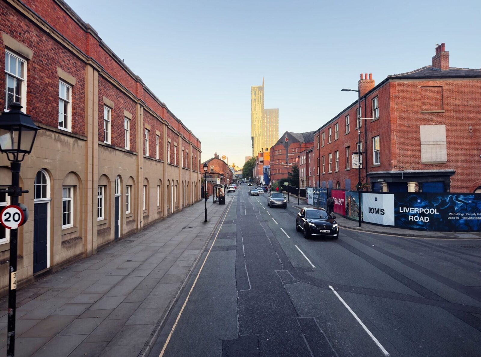 Paradoxul celei mai vechi gări din lume: un simbol al epocii industriale cu o viață scurtă Gara Liverpool Road din Manchester, Marea Britanie, deține titlul de cea mai veche gară din lume, conform Guinness World Records