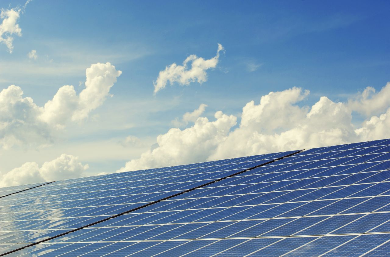 Prosumatorii, un nou pilon energetic al României: Investiții record și provocări legislative Prosumatorii, cei care produc și consumă energie electrică, au urcat pe locul al doilea în România în ceea ce privește producția de energie electrică intermitentă, cu investiții cumulate de peste 2,2 miliarde de euro