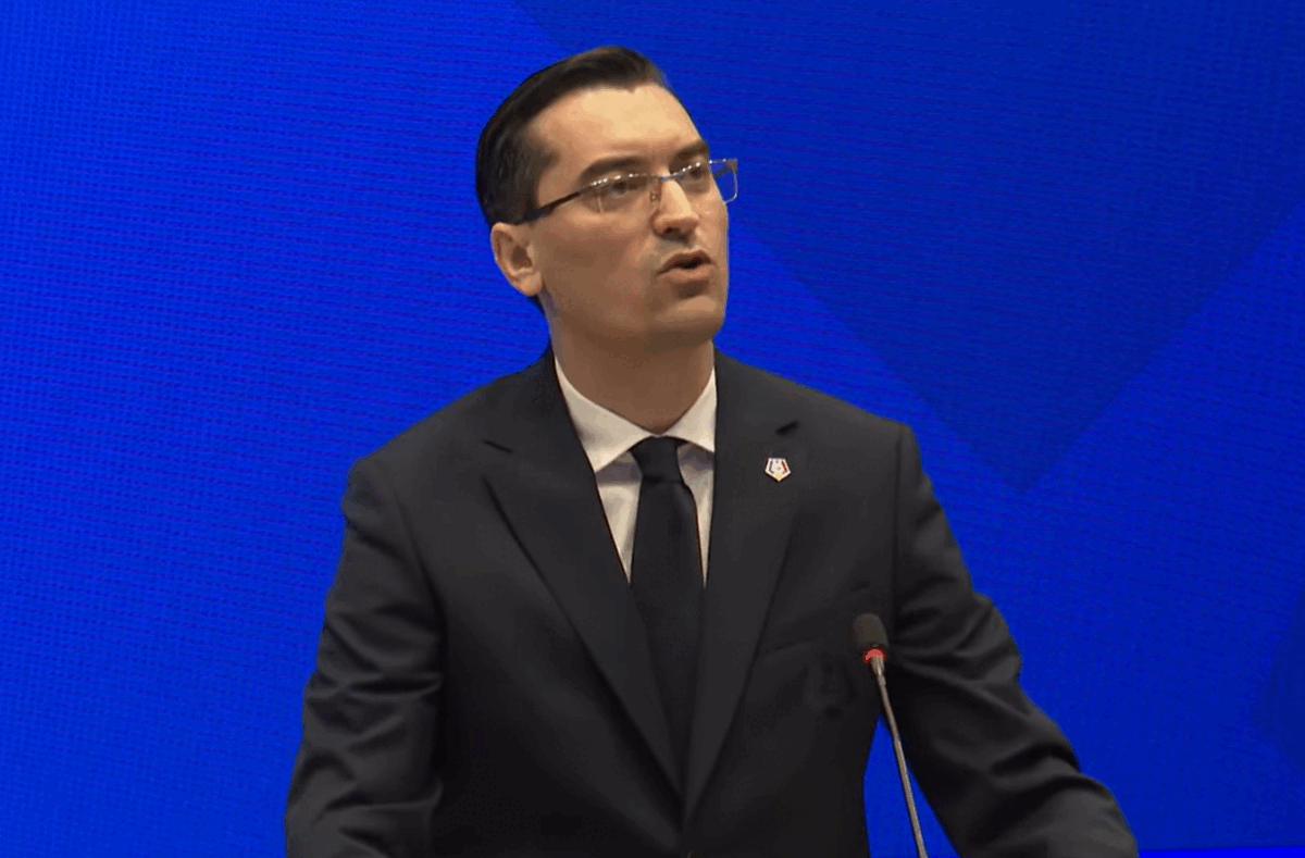 Burleanu, reconfirmat la șefia FRF pentru un nou mandat, cu un scor covârșitor Miercuri, la Casa Fotbalului din București, a avut loc Adunarea Generală a Federației Române de Fotbal (FRF)