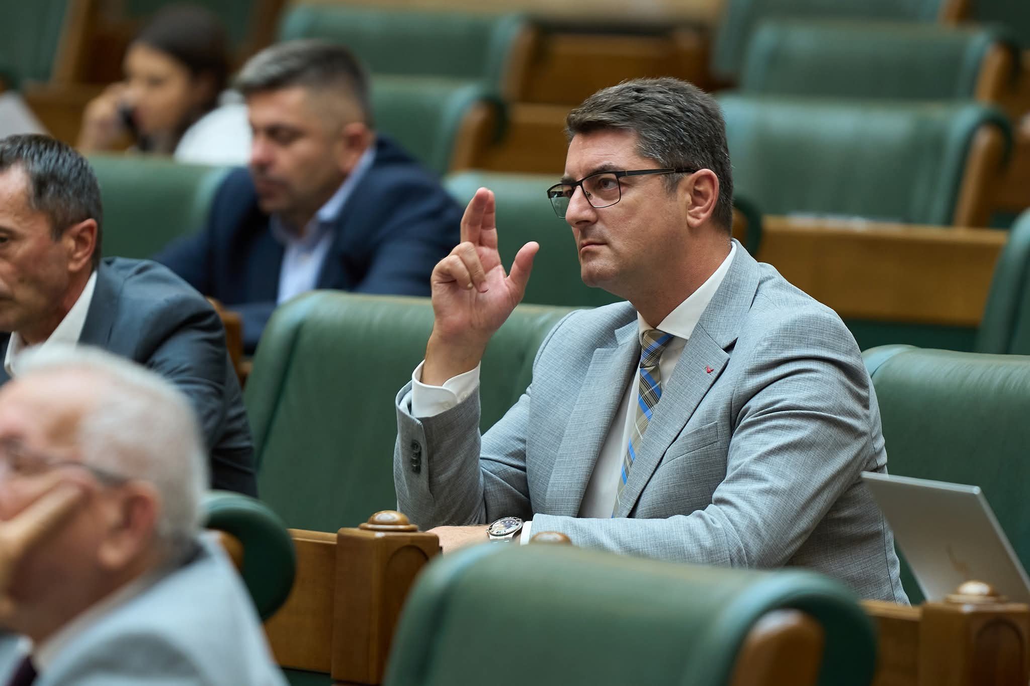 Senatorii AUR, respinși de Senat în demersul de a-și deconta deplasarea la un eveniment extremist în SUA Trei senatori ai partidului AUR au încercat să obțină decontarea cheltuielilor de transport, cazare și diurnă pentru participarea la evenimentul ”Alianța Națiunilor Suverane” din Statele Unite, însă cererea lor a fost respinsă de Biroul Permanent al Senatului