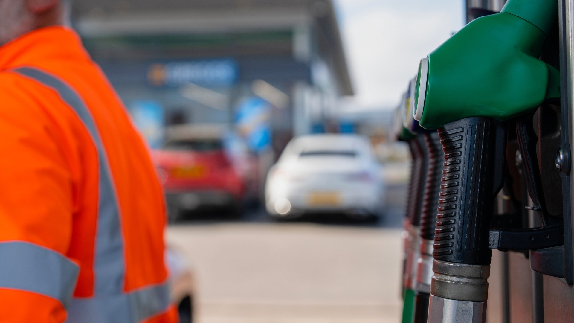 Grecia limitează adaosul comercial pentru a proteja consumatorii Guvernul grec va impune plafonarea adaosului comercial pentru supermarketuri și benzinării, în încercarea de a atenua efectele crizei din Orientul Mijlociu asupra populației