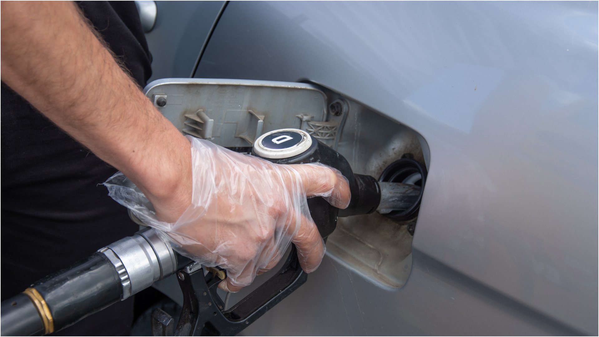 Transportatorii cer explicații privind scumpirea carburanților și solicită reducerea accizelor Confederația Operatorilor și Transportatorilor (COTAR) solicită Guvernului reducerea accizelor la carburanți și cere explicații cu privire la scumpirea acestora, în contextul în care ministrul Energiei declara că România deține rezerve suficiente de combustibil