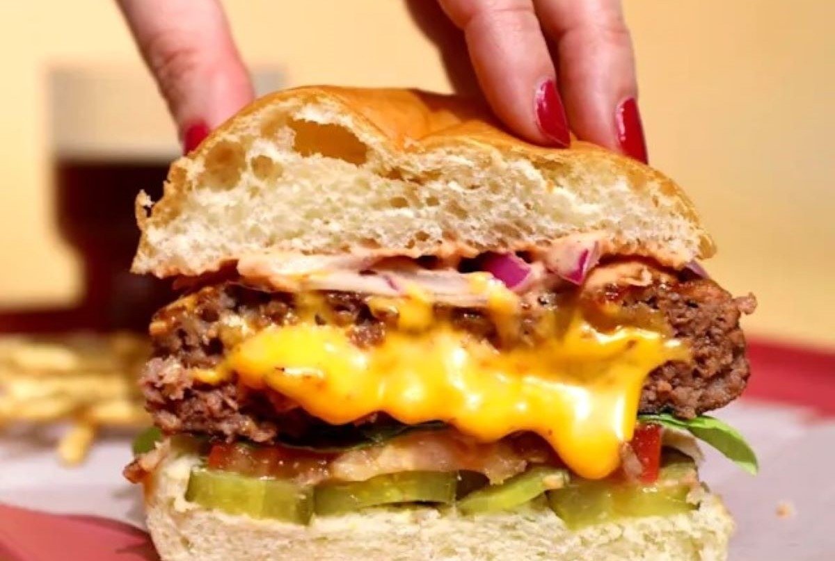 Un cheeseburger din new york city cucerește internetul prin simplitate Un cheeseburger servit la restaurantul One White Street din New York City a stârnit un val de entuziasm pe rețelele de socializare, fiind descris de mulți drept cel mai bun burger din oraș