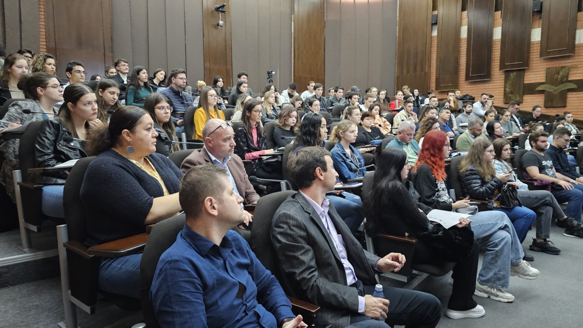 România, codașă în UE la cunoștințele de limbi străine în rândul tinerilor Doar 73,7% dintre tinerii români cu vârste cuprinse între 18 și 24 de ani declară că știu cel puțin o limbă străină, conform datelor Eurostat analizate de Monitorul Social, un proiect al Friedrich-Ebert-Stiftung România