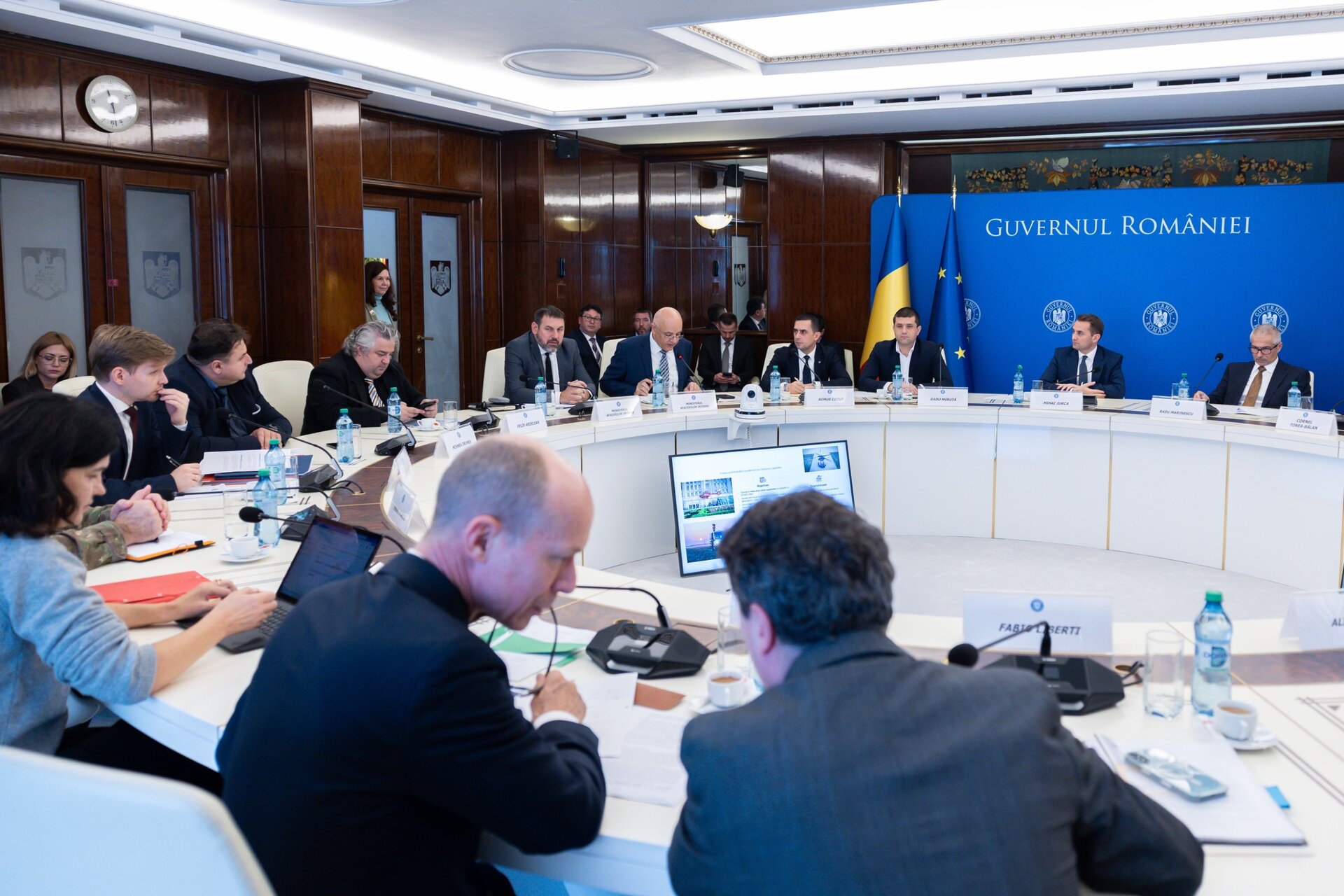 România se întreabă: Unde ajung banii din achizițiile de apărare finanțate de UE? Discuția despre programul Uniunii Europene „Security Action for Europe” (SAFE) depășește sfera capabilităților militare și se concentrează pe o întrebare crucială: cât din valoarea contractelor de apărare finanțate prin acest instrument va rămâne în economia românească? Această dilemă este centrală pentru deciziile strategice pe care România trebuie să le ia în legătură cu structura programului de achiziții militare majore (MLI)
