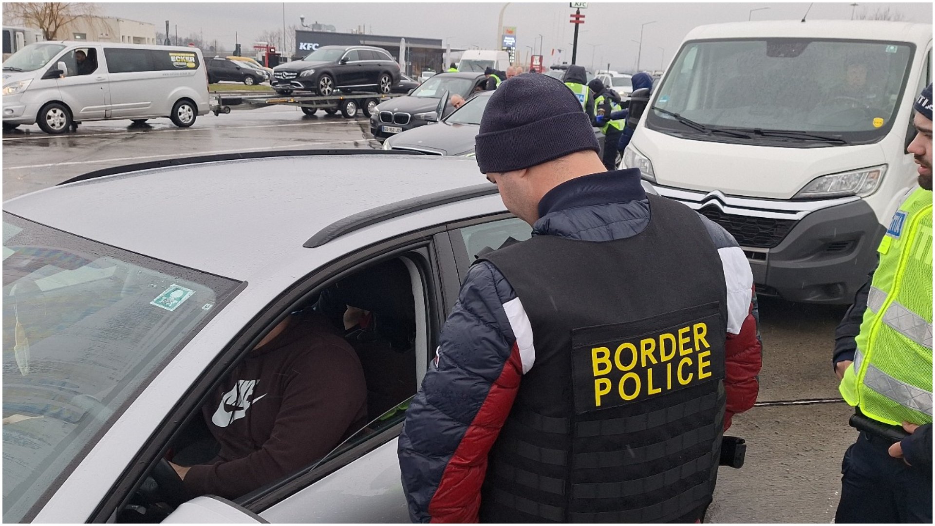 Autocar cu elevi români, oprit la granița austro-ungară din cauza neregulilor tehnice Un autocar care transporta elevi români spre Franța, în cadrul unui proiect european „Erasmus+”, a fost oprit de autoritățile austriece la punctul de trecere a frontierei Nickelsdorf, din cauza unor deficiențe tehnice