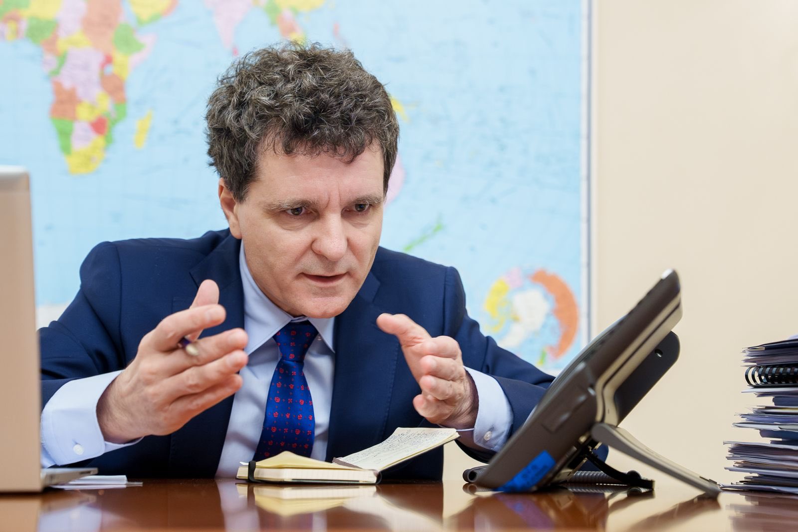 Nicușor Dan cere măsuri urgente pentru scăderea prețului energiei Primarul general al Capitalei, Nicușor Dan, a participat marți la o reuniune online a grupului de state „Prietenii Competitivității”, unde a pledat pentru adoptarea unor măsuri rapide care să reducă prețul energiei