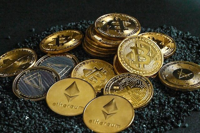 Iranul folosește criptomonede pentru a eluda sancțiunile și a finanța grupări aliate Fluxurile de criptomonede către Iran au crescut semnificativ de la începutul tensiunilor din regiune, sugerând o strategie a Teheranului de a ocoli sancțiunile internaționale