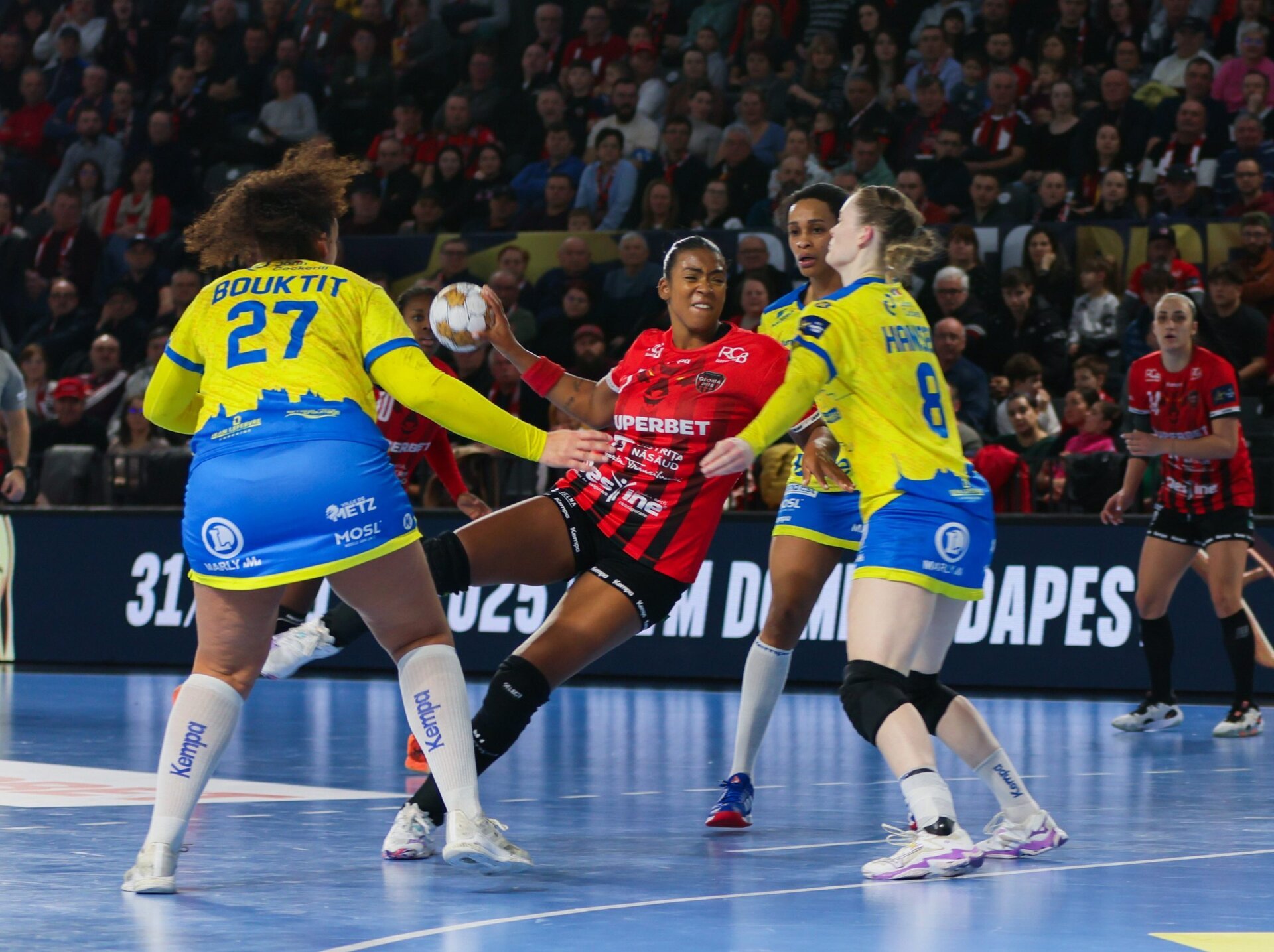 SCM Râmnicu Vâlcea, campanie de transferuri spectaculoasă pentru sezonul viitor SCM Râmnicu Vâlcea, echipa antrenată de Florentin Pera, anunță o campanie de achiziții impresionantă pentru sezonul viitor, cu scopul de a reveni în topul handbalului feminin românesc