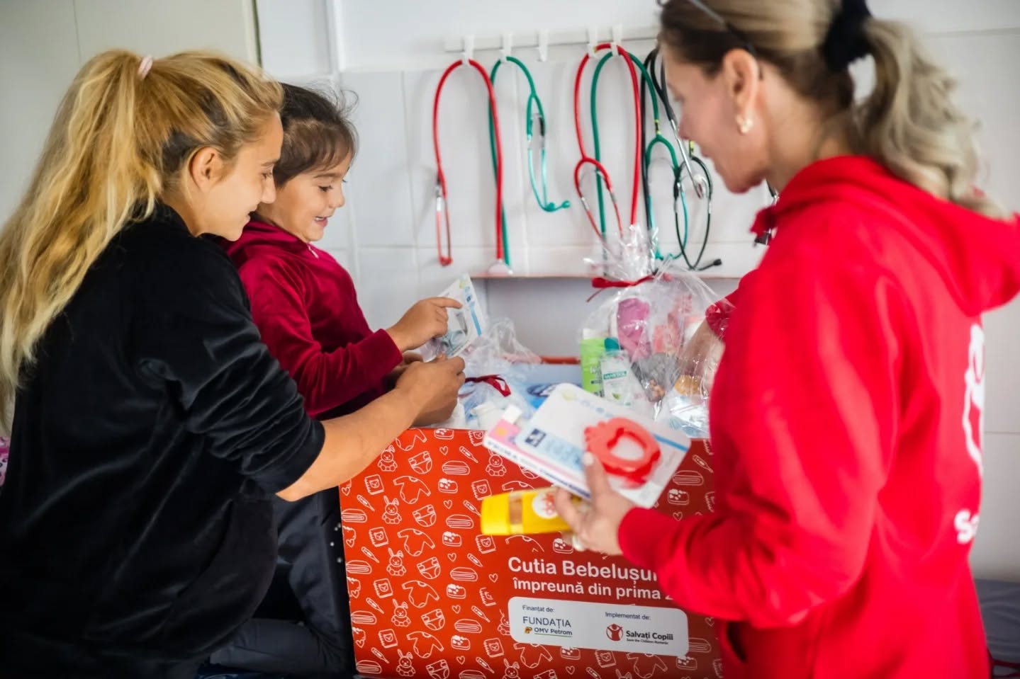 „Cutia Bebelușului” revine cu o nouă ediție, vizând reducerea mortalității infantile în România Organizația Salvați Copiii România și Fundația OMV Petrom lansează cea de-a treia ediție a programului „Cutia Bebelușului”, o inițiativă amplă care se adresează mamelor vulnerabile