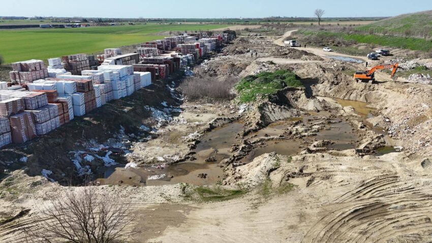 Deșeuri îngropate ilegal, descoperite pe suprafețe extinse