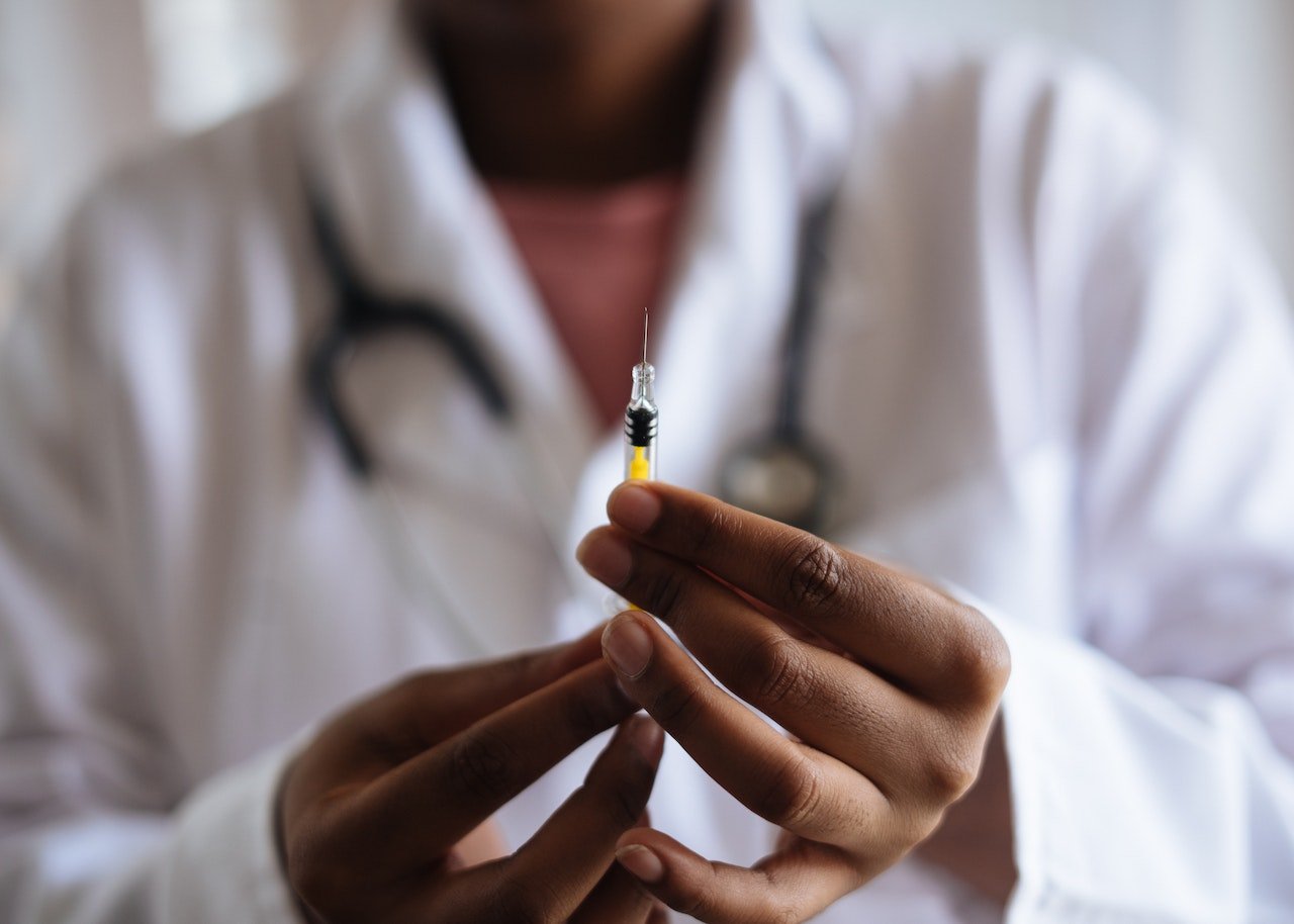 Doi medici de la Spitalul Județean Sfântu Gheorghe, trimiși în judecată pentru ucidere din culpă Parchetul de pe lângă Tribunalul Covasna a dispus trimiterea în judecată a doi medici care au activat la Unitatea de Primiri Urgențe (UPU) a Spitalului Județean de Urgență „Dr