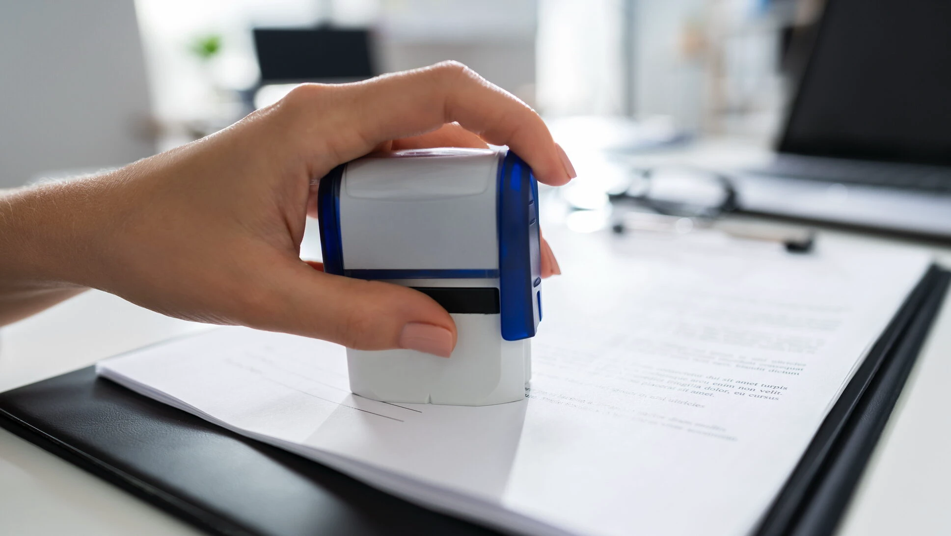 Rapoartele de control: Ce sunt și când pot fi contestate în instanță Un raport de control, emis de autoritățile publice în urma unei verificări, este deseori un document crucial