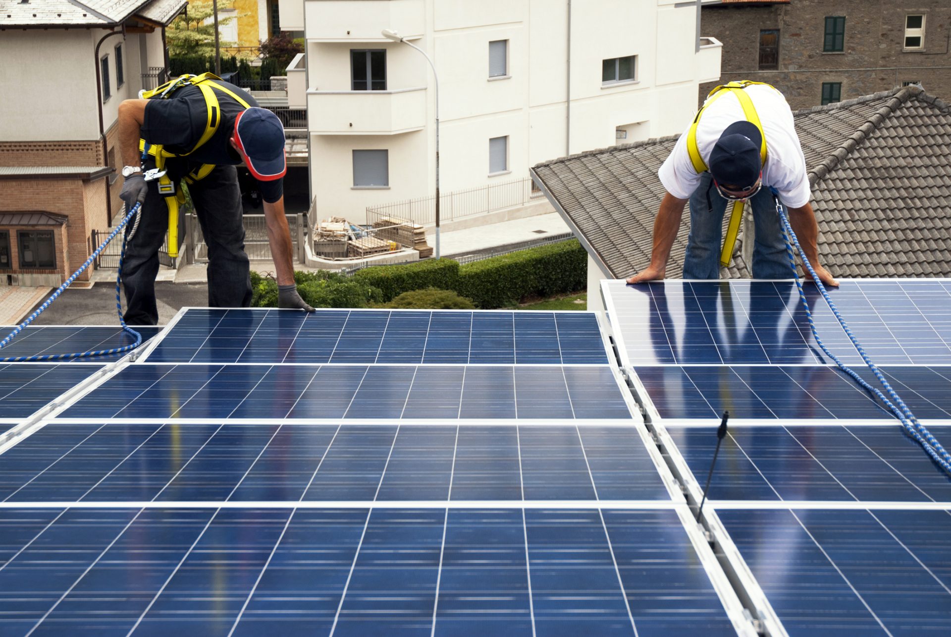 Numărul prosumatorilor cu sisteme de stocare a energiei crește rapid, anunță ANRE București – Tot mai mulți români aleg să-și instaleze baterii pentru a stoca energia produsă de panourile fotovoltaice, pe fondul schimbărilor legislative care vor face mai costisitoare livrarea energiei în rețea