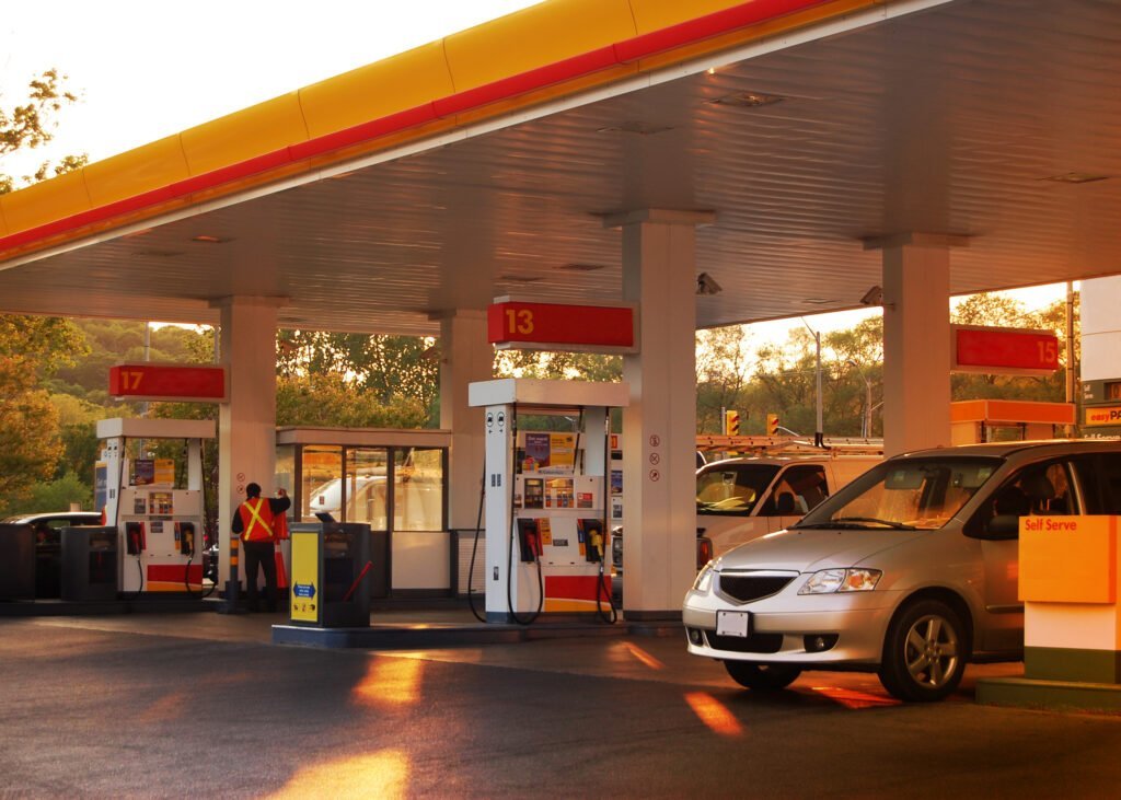Criza petrolului și efectele sale: USR analizează măsuri pentru transportatori și așteaptă calcule de la Finanțe Liderul USR, Dominic Fritz, a anunțat luni seara, la Digi24, că guvernul a decis să prelungească schema de ajutor pentru transportatorii mari, având în vedere fluctuațiile de pe piața petrolului
