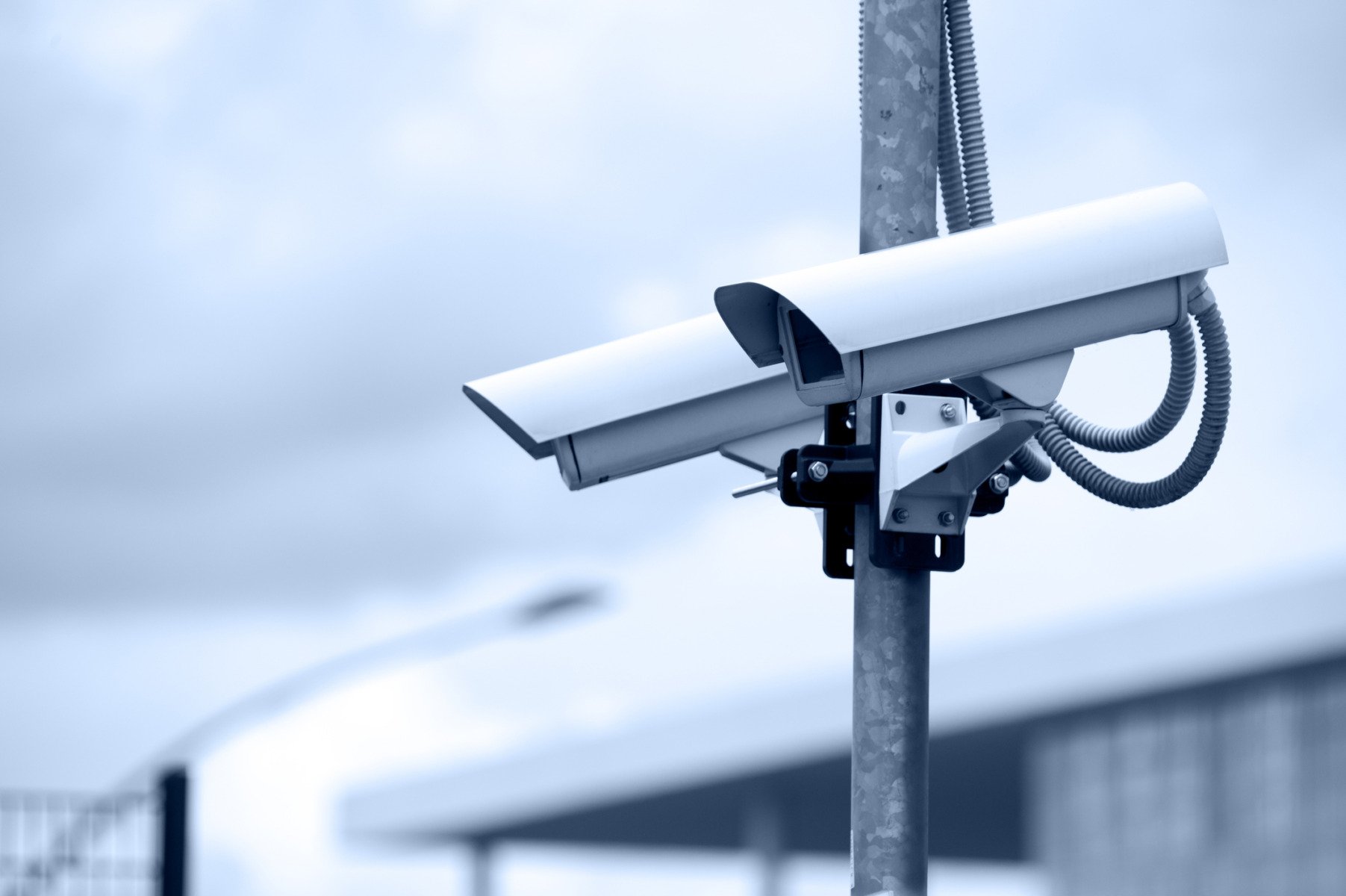 Sistemul e-SIGUR funcționează, dar nu integrează încă toate camerele de supraveghere Poliția Română a reacționat la informațiile apărute în spațiul public, conform cărora nu ar putea utiliza imaginile surprinse de camerele video pentru a amenda șoferii